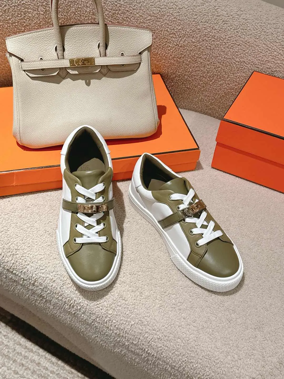 👟👟Ex-factory price 600👟👟Hermes top version couple model Epsom calfskin and calfskin loafer style lace-up sneakers, with functional rose gold-plated Kelly shoe buckles. Create a stylish urban look. Fabric: Specific cowhide/canvas material Lining: Sheepskin lining Outsole: Original molded TPU outsole Size: 35-45